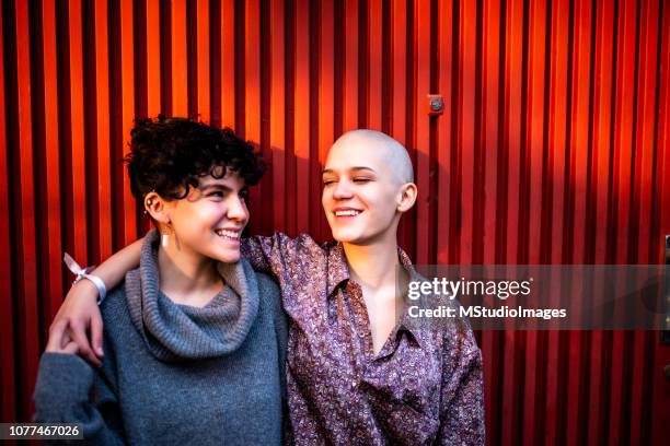 felicidad. - teenage lesbian fotografías e imágenes de stock