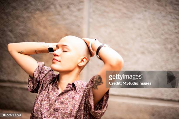 mujer andrógina. - shaved head fotografías e imágenes de stock