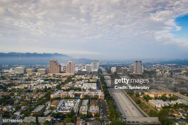 vista aérea del centro glendale y 134 freeway - glendale california fotografías e imágenes de stock