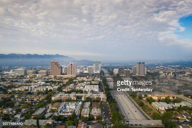 格倫代爾市中心和134高速公路的鳥圖 - glendale california 個照片及圖片檔