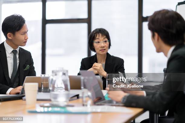 team van mensen in een zakelijke bijeenkomst - business meeting chinese stockfoto's en -beelden