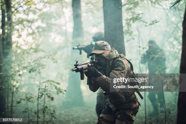 equipo del ejército en una misión - mercenario fotografías e imágenes de stock