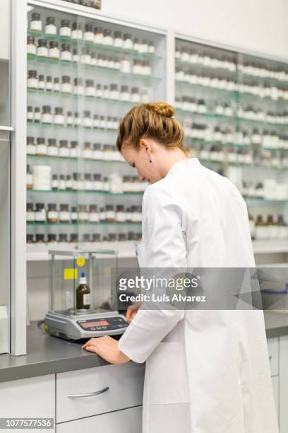 female apothecary working in the homeopathic laboratory - berlin weigh in stock-fotos und bilder