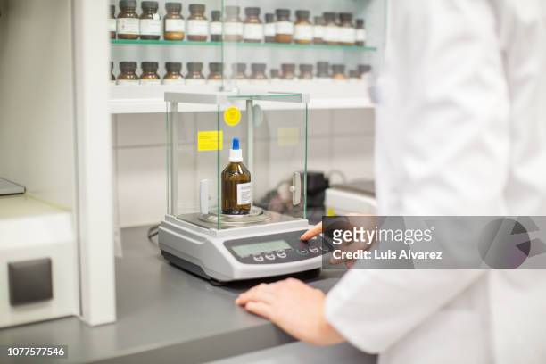 female chemist working in the laboratory - berlin weigh in stock-fotos und bilder