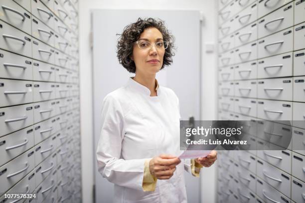 female pharmacists working in warehouse depot - draft portraits stockfoto's en -beelden