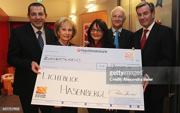 Of DFL Foundation Tom Bender , Karin Stoiber , former Bavarian Governor and curator of the DFL Foundation Edmund Stoiber and vice CEO of FC Bayern...