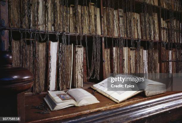 Chained Library Photos et images de collection - Getty Images