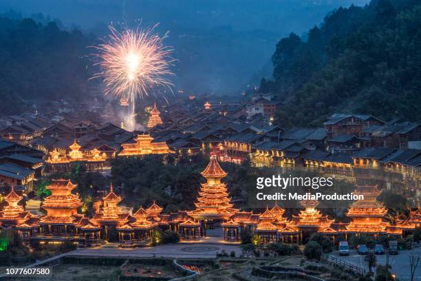 chinees nieuwjaar vieringen in een landelijk dorp - kung hei fat choi stockfoto's en -beelden