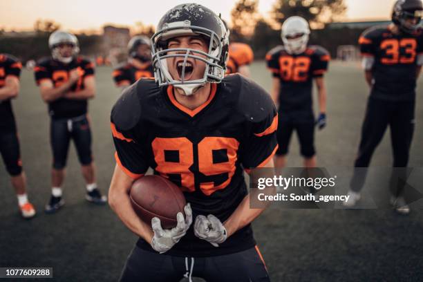 wütend nfl-spieler - football spieler stock-fotos und bilder