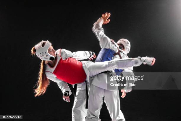 homme et femme taekwondo combat - taekwondo photos et images de collection