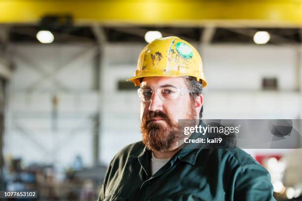 volwassen man in metaalproductie plant - beard stockfoto's en -beelden