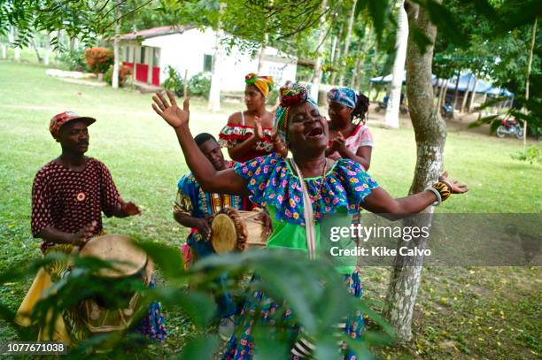 La Burgos, Alegres Ambulancias de San Basilio de Palenque, afro-colombian, musician, outdoors, palenquera, dialect.