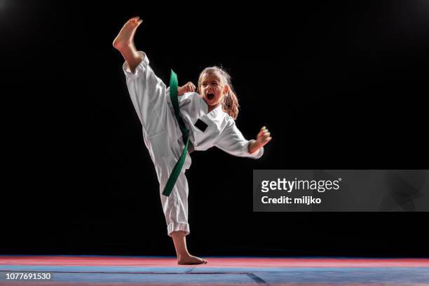 ragazza che pratica arti marziali - karate foto e immagini stock