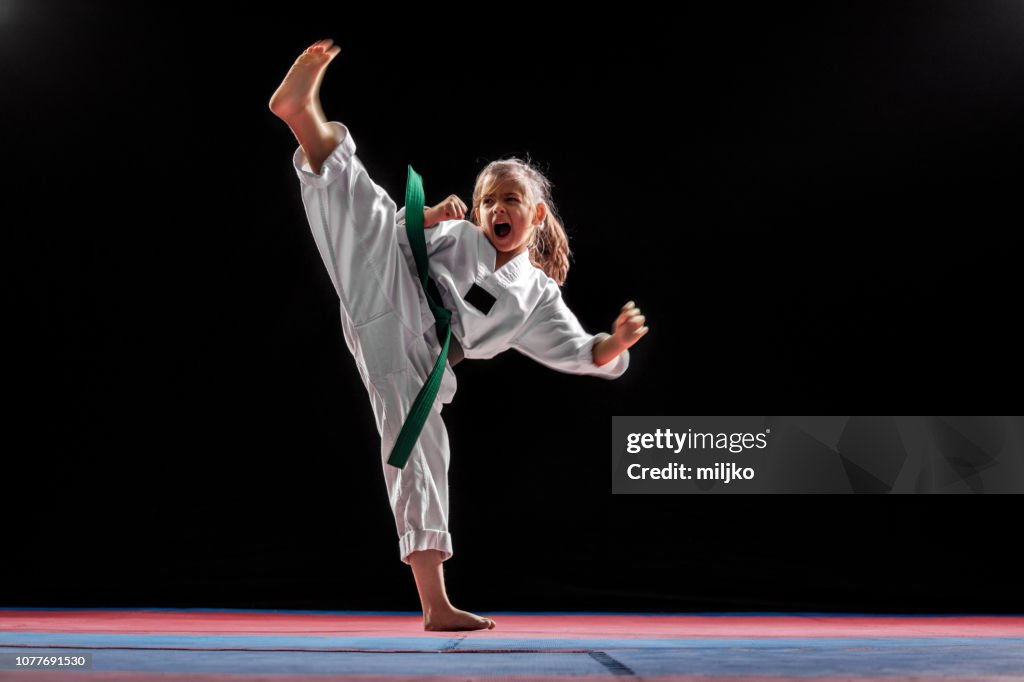 Garota praticando artes marciais