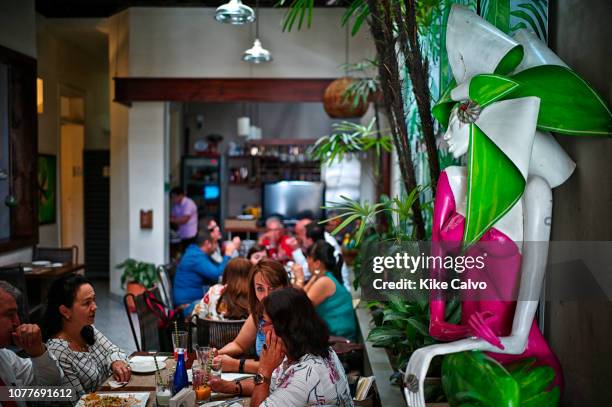 Menu Ringlete Tables Restaurante Photos and Premium High Res Pictures - Getty Images