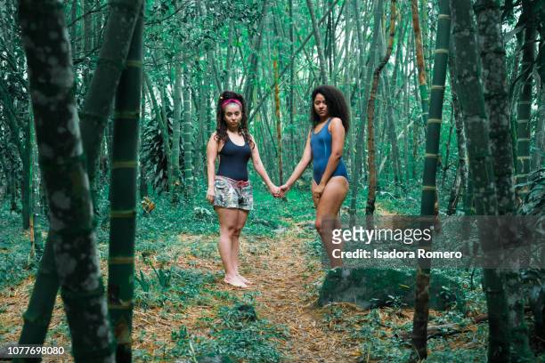 portrait of two friends in the nature enjoying - cali colombia fotografías e imágenes de stock