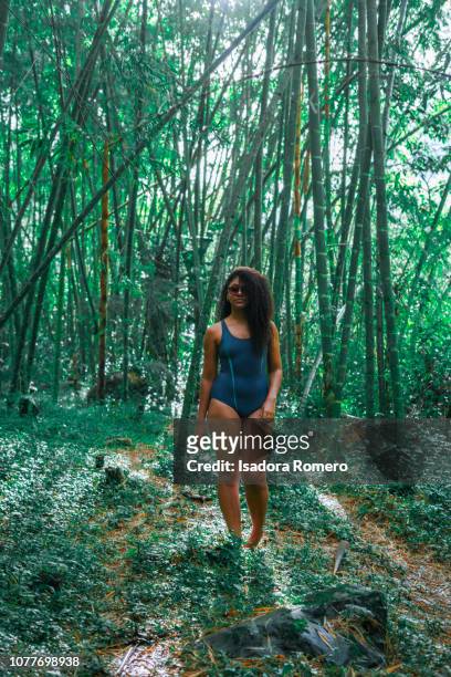 portrait of a beautiful real woman in the nature - cali colombia fotografías e imágenes de stock