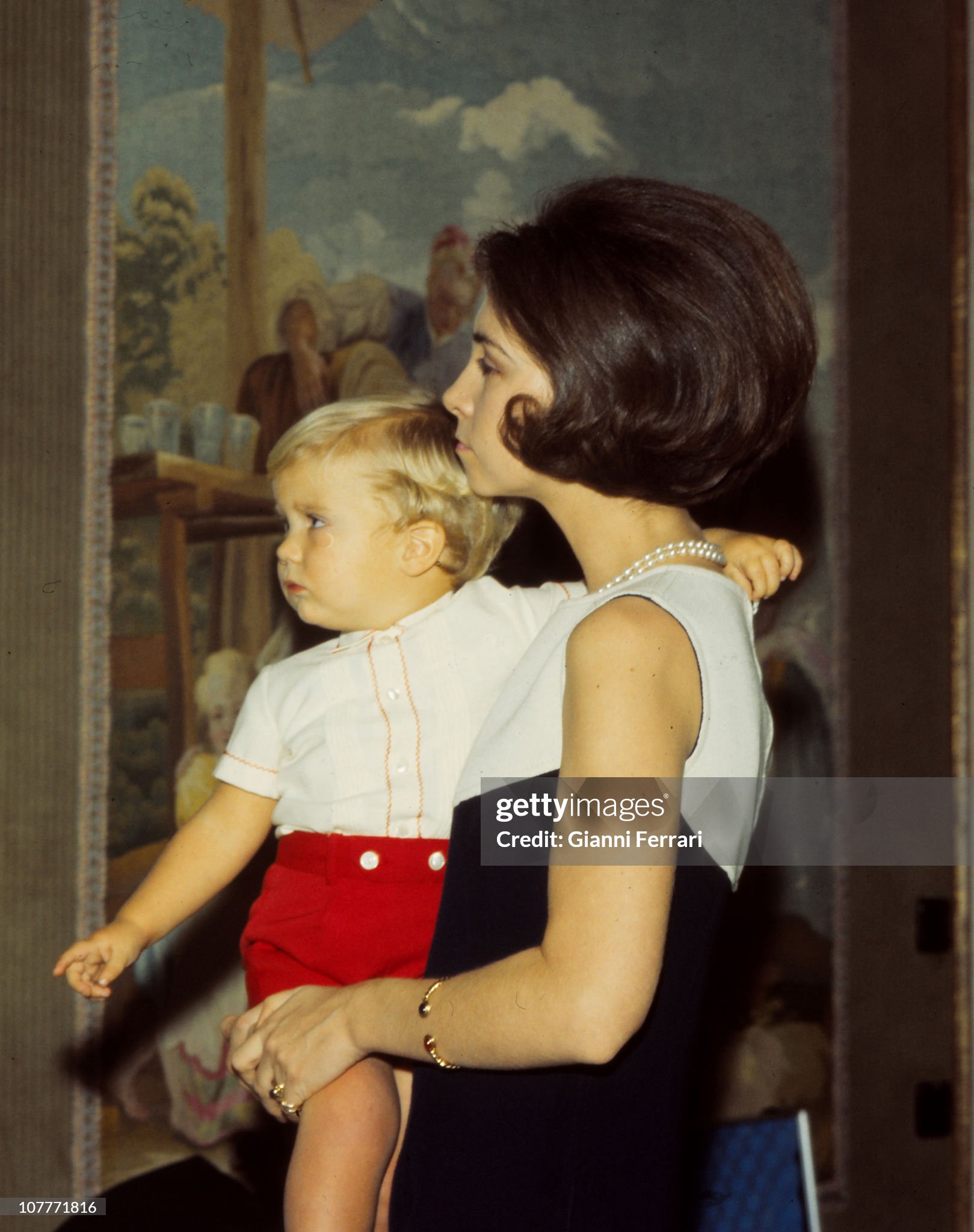 the-princess-sofia-of-greece-at-christmas-with-her-son-felipe-in-the-zarzuela-palace-1969.jpg