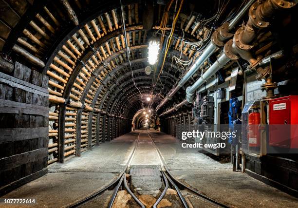 couloir souterrain mine de charbon avec système de soutien et de la voie ferrée - coal mine stock photos et images de collection