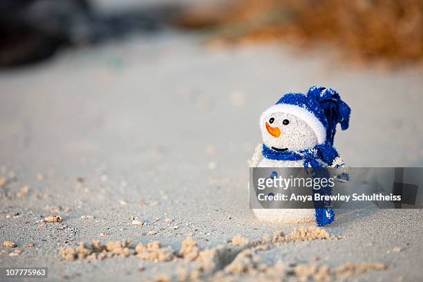 snowman ornament sitting on beach in the caribbean - caribbean christmas 個照片及圖片檔