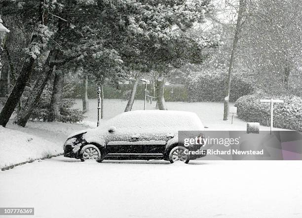 snow covered car - covered car stock-fotos und bilder