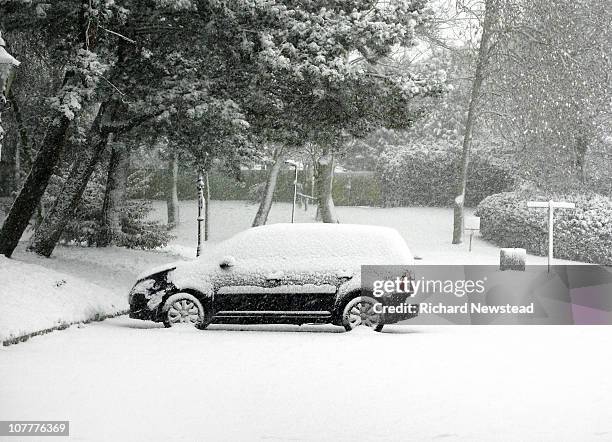 snow covered car - parked car stockfoto's en -beelden