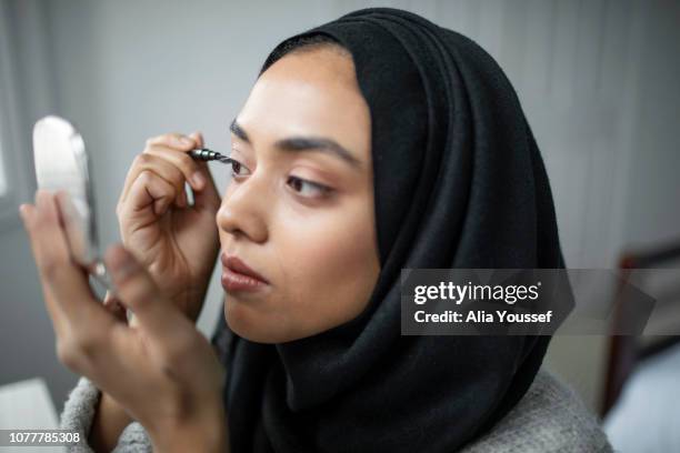 woman doing her makeup - showus makeup stock pictures, royalty-free photos & images