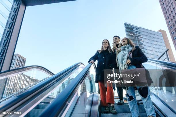 amigos de escaleras mecánicas en la estación de metro - potsdamer platz fotografías e imágenes de stock