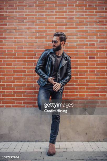 buen hombre busca - chaqueta de piel imágenes fotografías e imágenes de stock