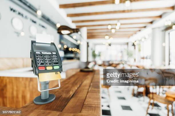 counter-top zahlterminal in einem restaurant - verkehrsgebäude stock-fotos und bilder
