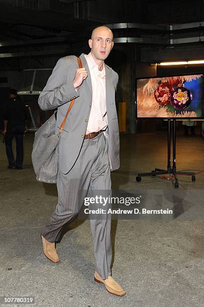 Zydrunas Ilgauskas of the Miami Heat arrives before taking on the Los Angeles Lakers at Staples Center on December 25, 2010 in Los Angeles,...