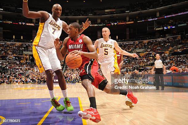 Mario Chalmers of the Miami Heat goes strong to the hoop against Lamar Odom of the Los Angeles Lakers at Staples Center on December 25, 2010 in Los...