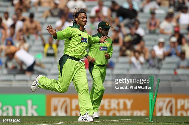 Shoaib Akhtar of Pakistan celebrates bowling Scott Styris of the Blackcaps during game one of the Twenty20 series between New Zealand and Pakistan at...