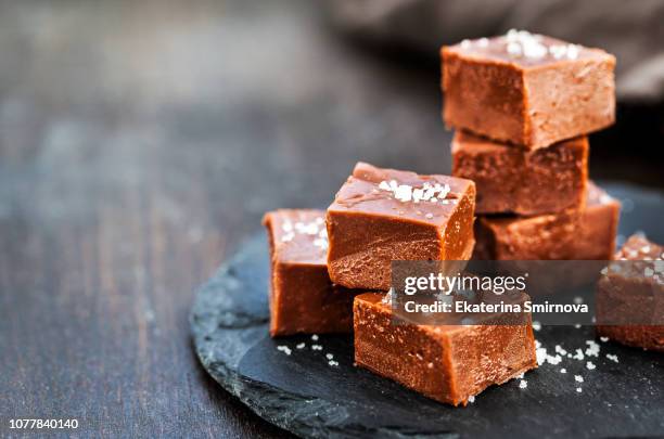 homemade delicious chocolate fudge - dulce de azúcar y mantequilla fotografías e imágenes de stock