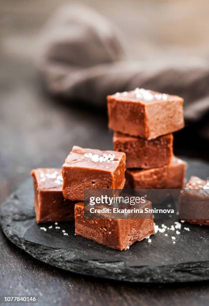 homemade delicious chocolate fudge - fudge stock-fotos und bilder