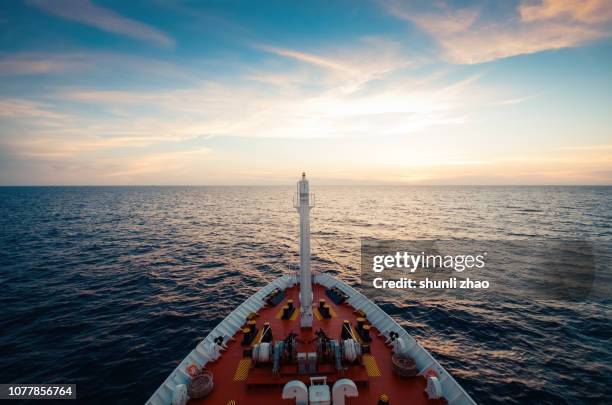 the spectacular scenery photographed by the navigator at sea - barco fotografías e imágenes de stock