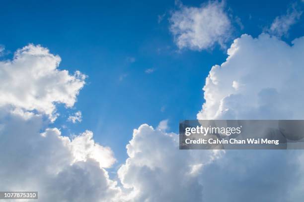 clouds and blue sky - clear sky stockfoto's en -beelden