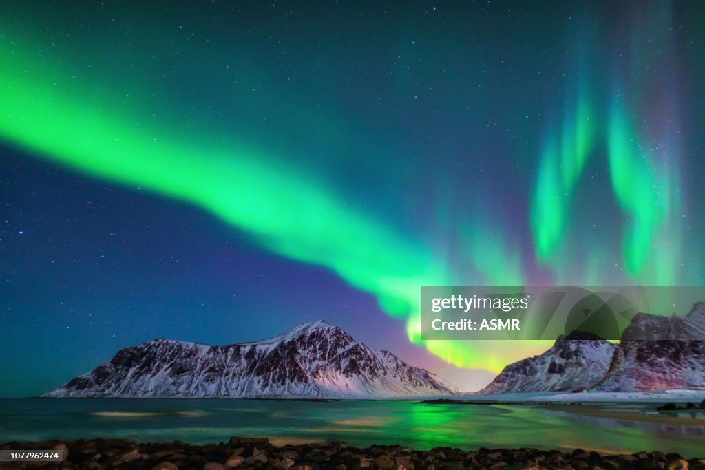 Mezcla colorida aurora boreal bailando en el cielo