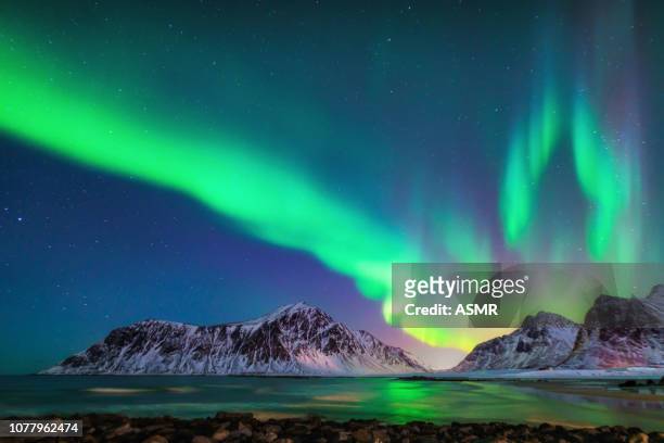 mezcla colorida aurora boreal bailando en el cielo - majestuoso fotografías e imágenes de stock