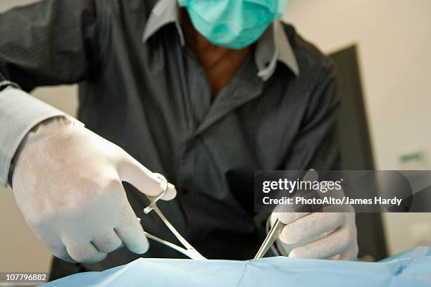 doctor performing surgery - 外科用ハサミ ストックフォトと画像