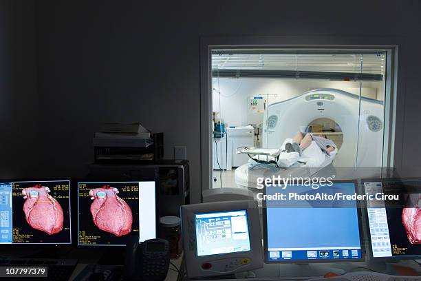 patient undergoing cat scan - cat scan stockfoto's en -beelden