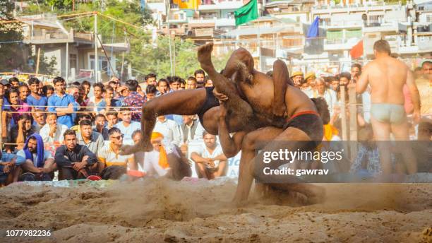 luchadores luchan kushti en shoolini feria de solan, himachal pradesh. - lucha libre en barro fotografías e imágenes de stock