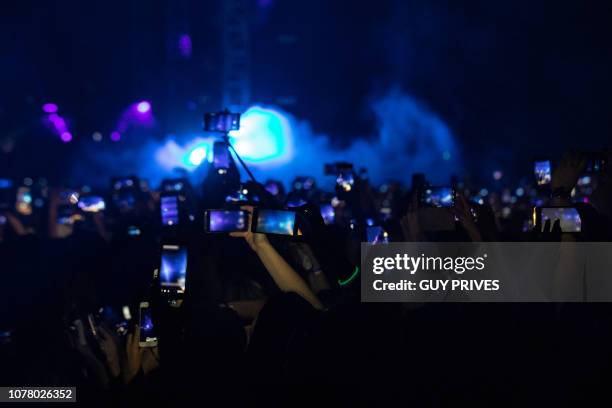 crowd with smartphones at concert - light to night festival 2018 stock pictures, royalty-free photos & images