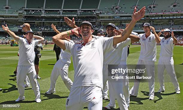 Kevin Pietersen and the English cricket team perform the sprinkler after winning the fourth test during day four of the Fourth Test match between...