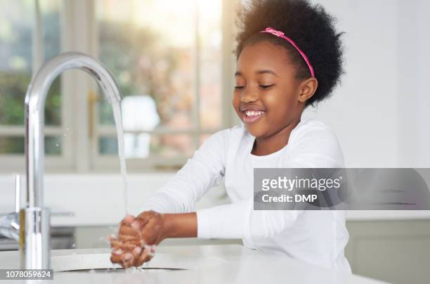 schone handen is een must! - girls taking a showering stockfoto's en -beelden