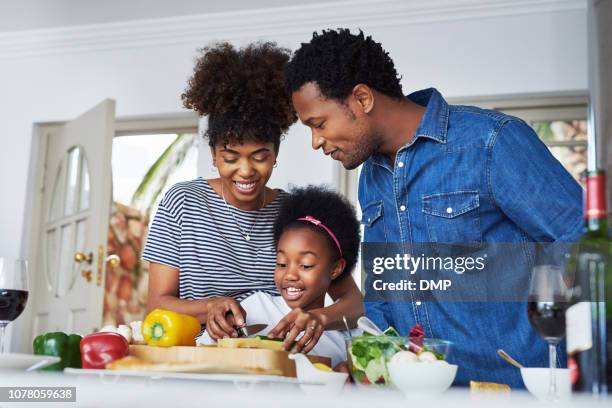 mutter lehrt sie wie zu kochen - black mother and child cooking stock-fotos und bilder