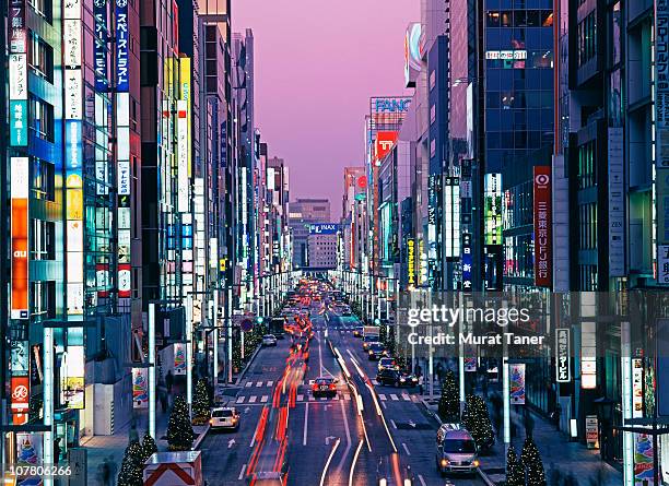 illuminated street scene - fluchtpunkt   stadt stock-fotos und bilder