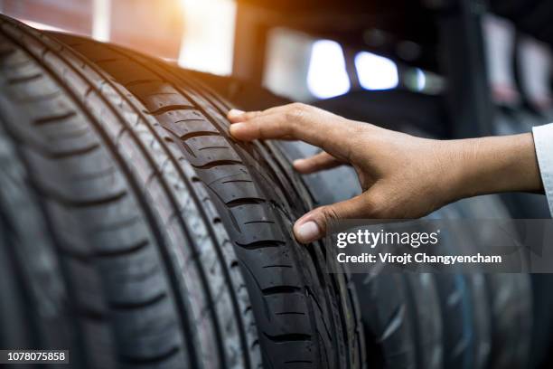 hand finger checking tire - car tyre stock-fotos und bilder