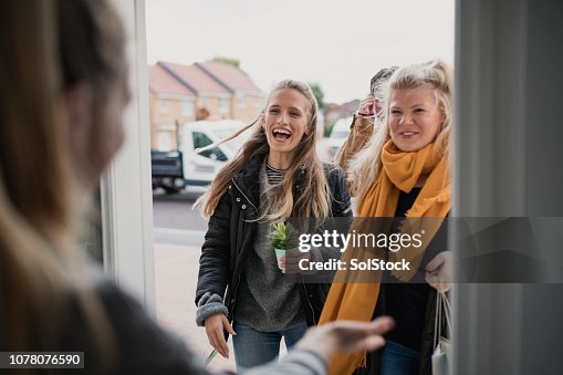 Groet gasten op Housewarming Party Groet gasten op Housewarming Party