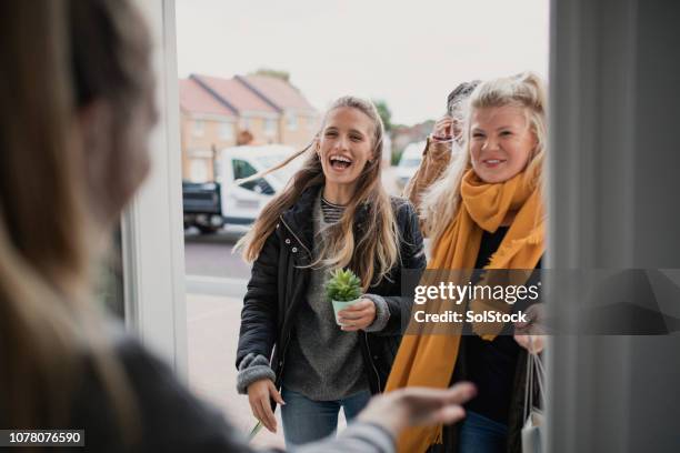 groet gasten op housewarming party - arrival stockfoto's en -beelden